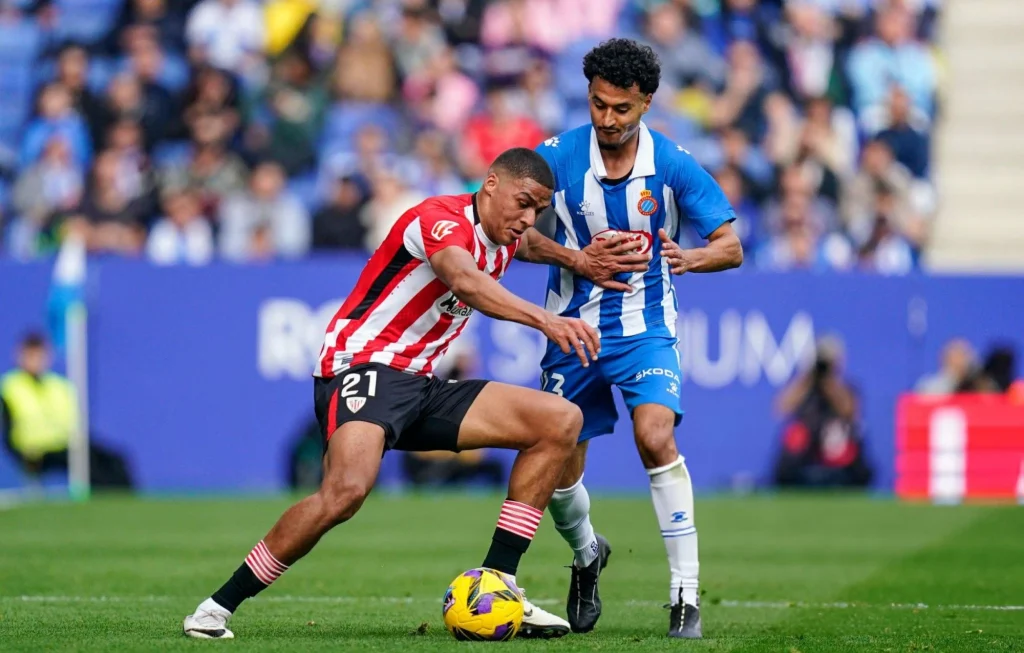 إسبانيول يقرر الاحتفاظ بعمر الهلالي ويغلق الباب أمام العروض الأوروبية