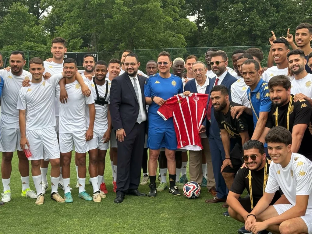 السفير المغربي بواشنطن يزور الوداد ويتمنى له التوفيق