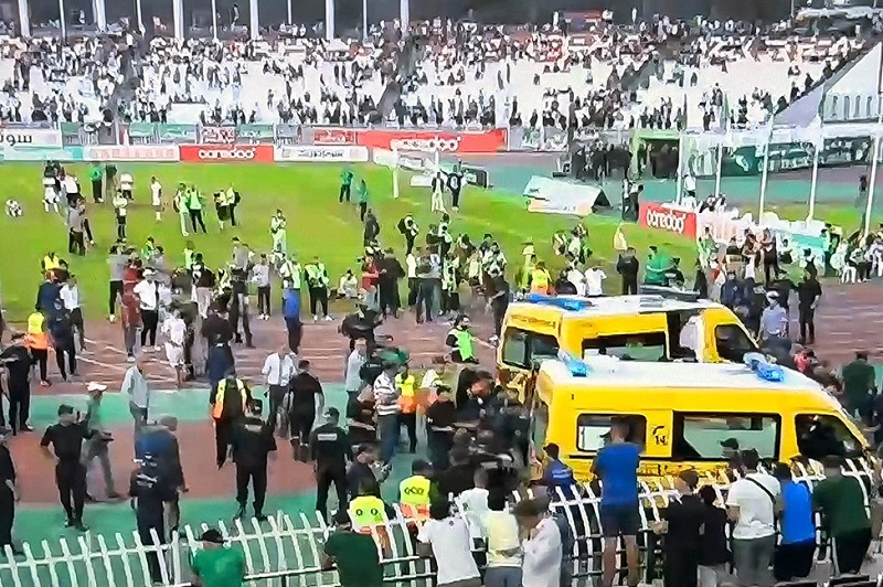 الجزائر.. سقوط مشجعين من المدرجات بملعب 5 جويلية يوقف مراسم تتويج مولودية الجزائر
