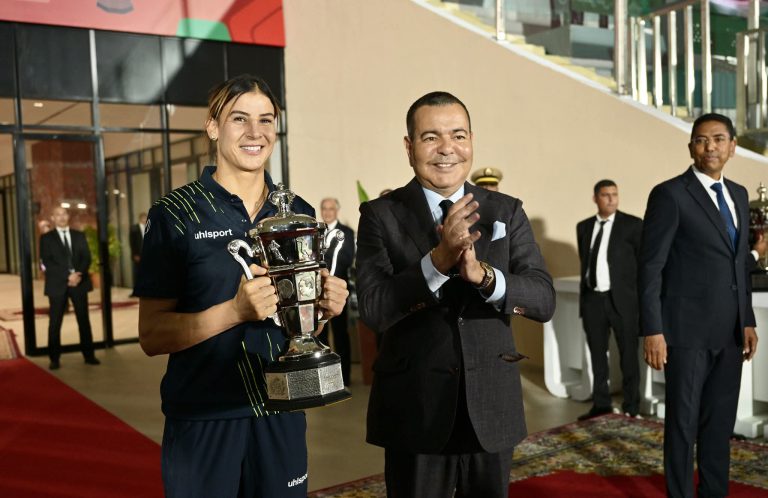 خديجة الرميشي تتسلم كأس العرش نيابة عن الجيش الملكي النسوي