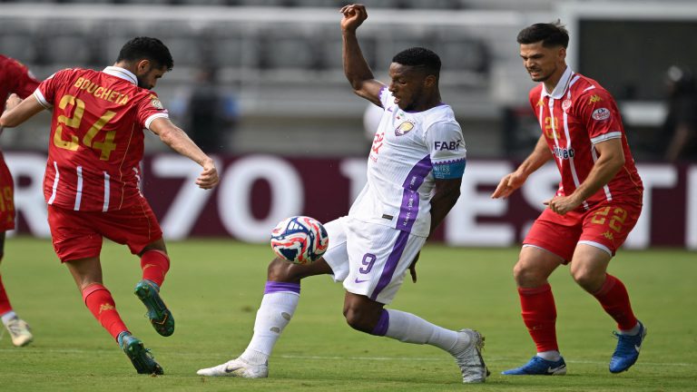 “موندو ديبورتيفو”: قرار تحكيمي يثير الجدل ويمنح الفوز للعين أمام الوداد