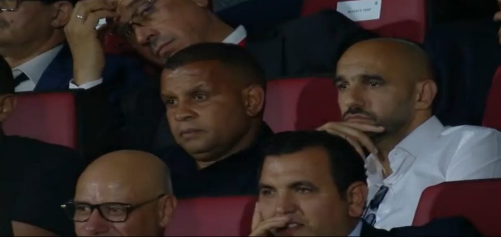 الركراكي ومساعده يتابعان نهائي كأس العرش