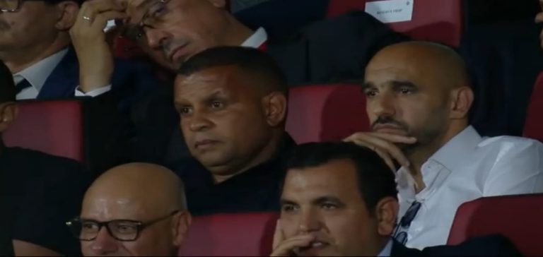 الركراكي ومساعده يتابعان نهائي كأس العرش