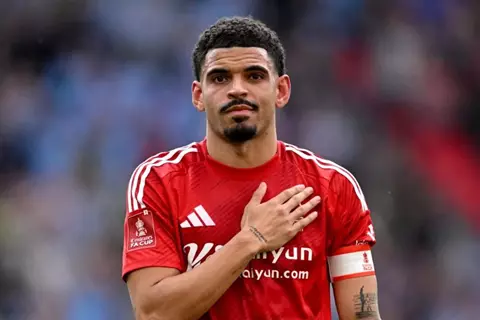 نوتنغهام فورست يُجدد عقد مورغان غيبس-وايت ويُحبط خطط توتنهام