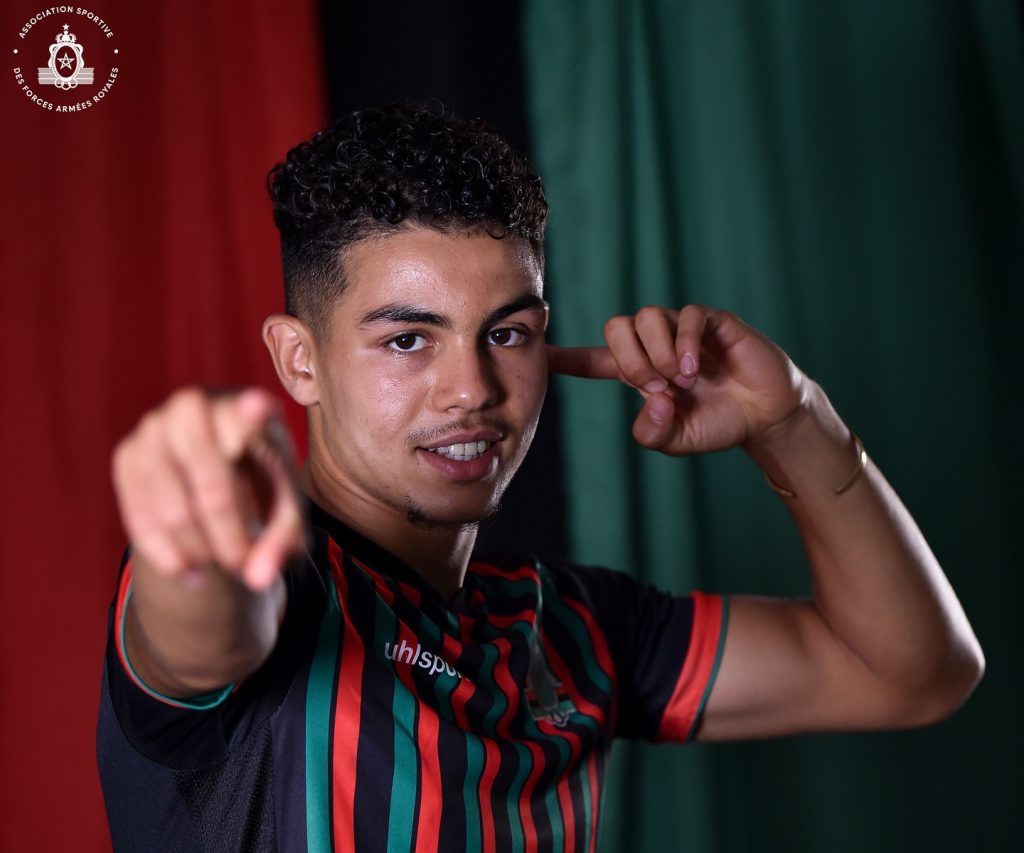 الجيش الملكي يوقّع عقودًا احترافية مع 3 من شبانه ويواصل تعزيز صفوفه