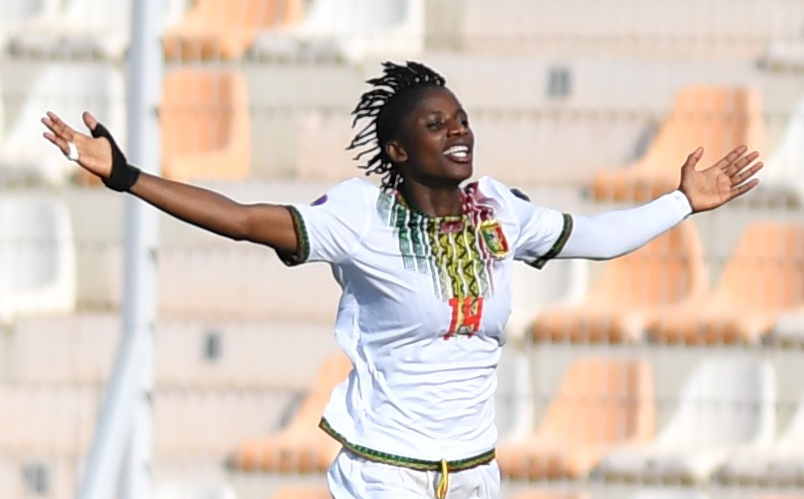 لاعبة مالي تحتفل بهدف التعادل