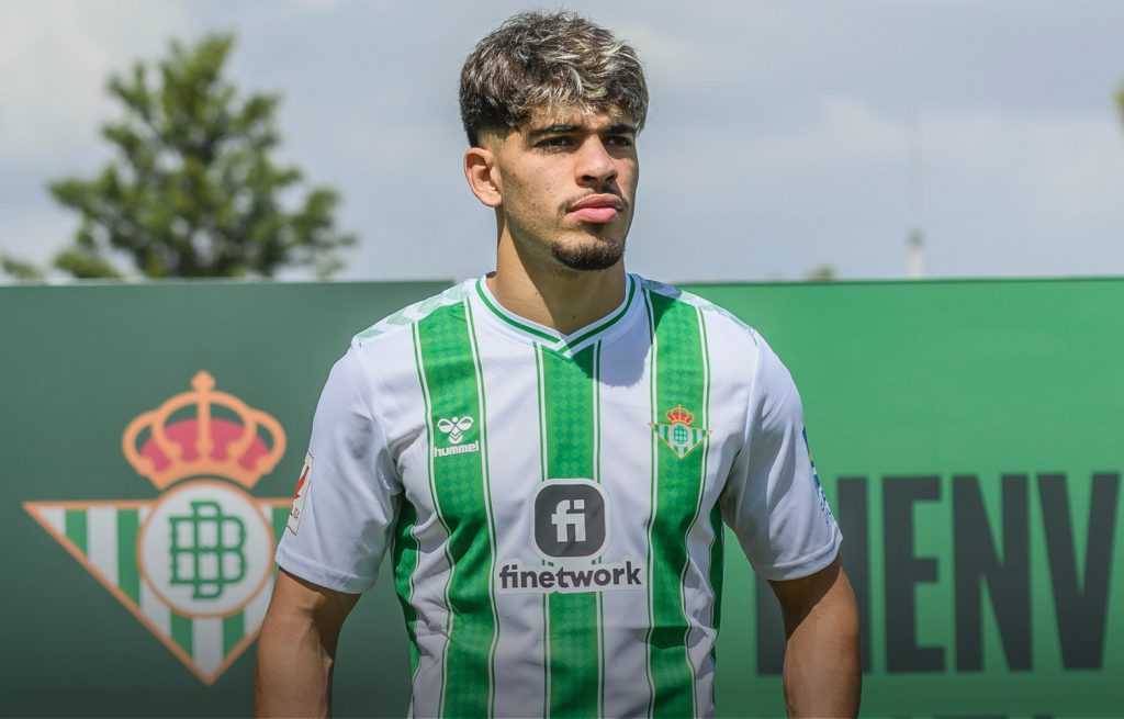 عبد الصمد الزلزولي يواصل الغياب عن تحضيرات ريال بيتيس بسبب الإصابة