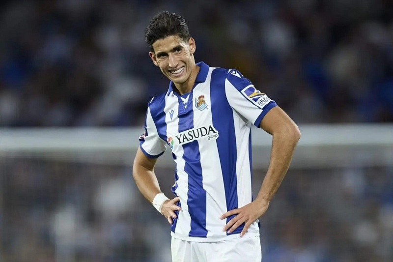 نايف أكرد يُودّع ريال سوسيداد برسالة مؤثرة