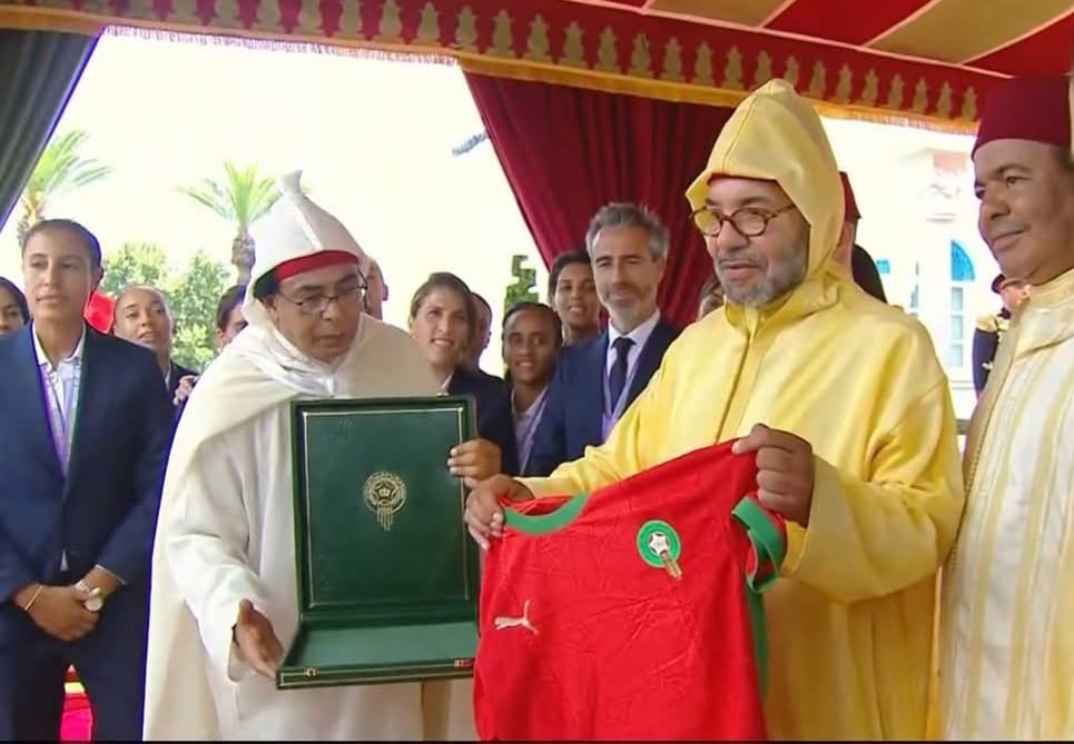 لبؤات الأطلس يقدّمن هدايا رمزية للملك بمناسبة عيد العرش