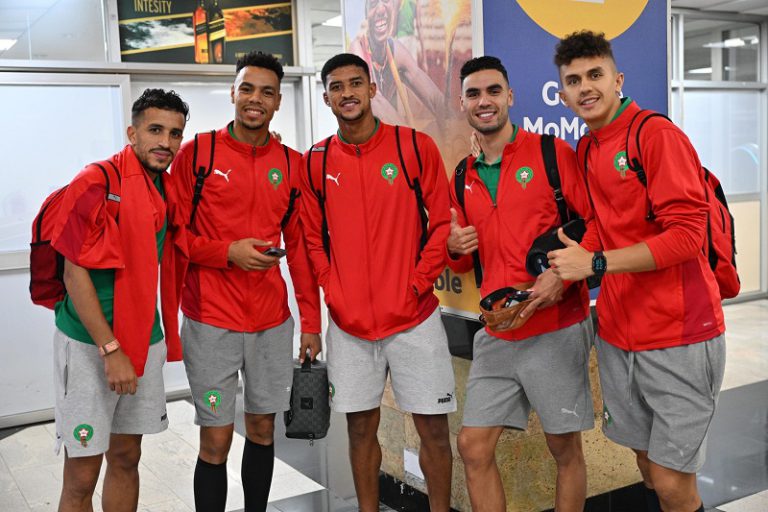 المنتخب المغربي للمحليين يحط الرحال في أوغندا لمواجهة السنغال في نصف نهائي "الشان"