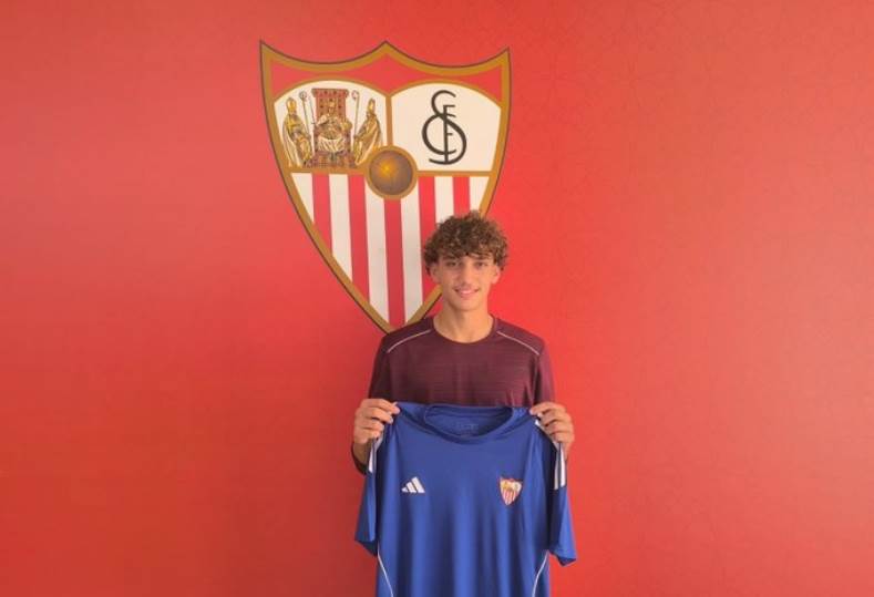 ريان أزواغ.. حارس مغربي واعد يسير على خطى ياسين بونو في إشبيلية