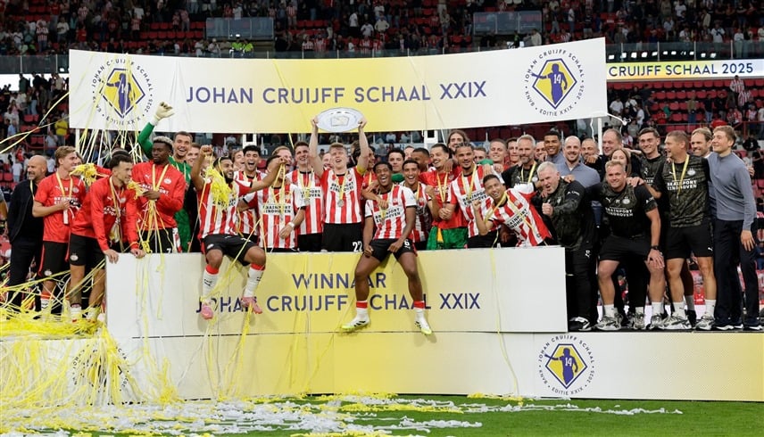 الثنائي المغربي صيباري ودريوش يتوجان رفقة اندهوفن بكأس السوبر الهولندي