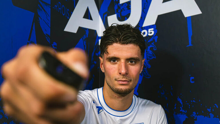 مدرب أوكسير يشيد بقدرات المغربي أسامة العزوزي