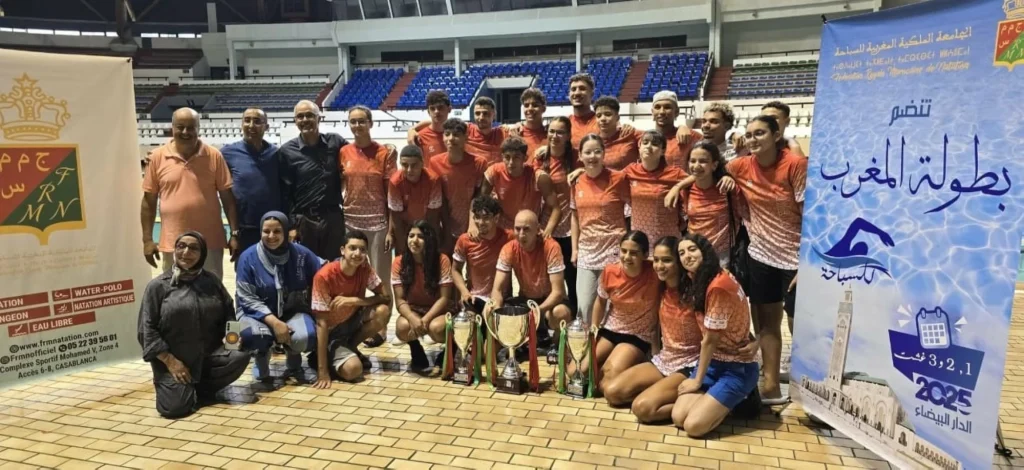 النادي المكناسي للسباحة يحقق ثلاثية تاريخية في البطولة الوطنية