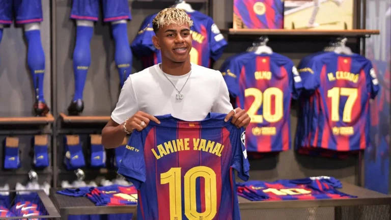 قميص برشلونة يتفوّق على ريال مدريد في الأسعار ومبيعات "لامين يامال" تحقق أرقامًا قياسية