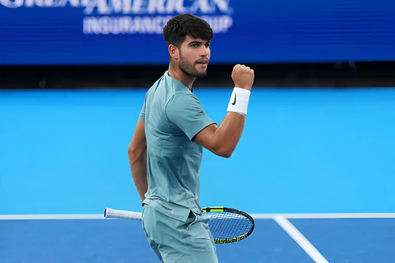 ألكاراز يتوج ببطولة سينسيناتي للتنس بعد انسحاب سينر