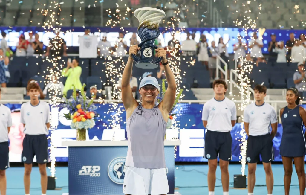 شفيونتيك تحصد لقبها الأول في "سينسيناتي" للتنس بعد فوزها على باوليني