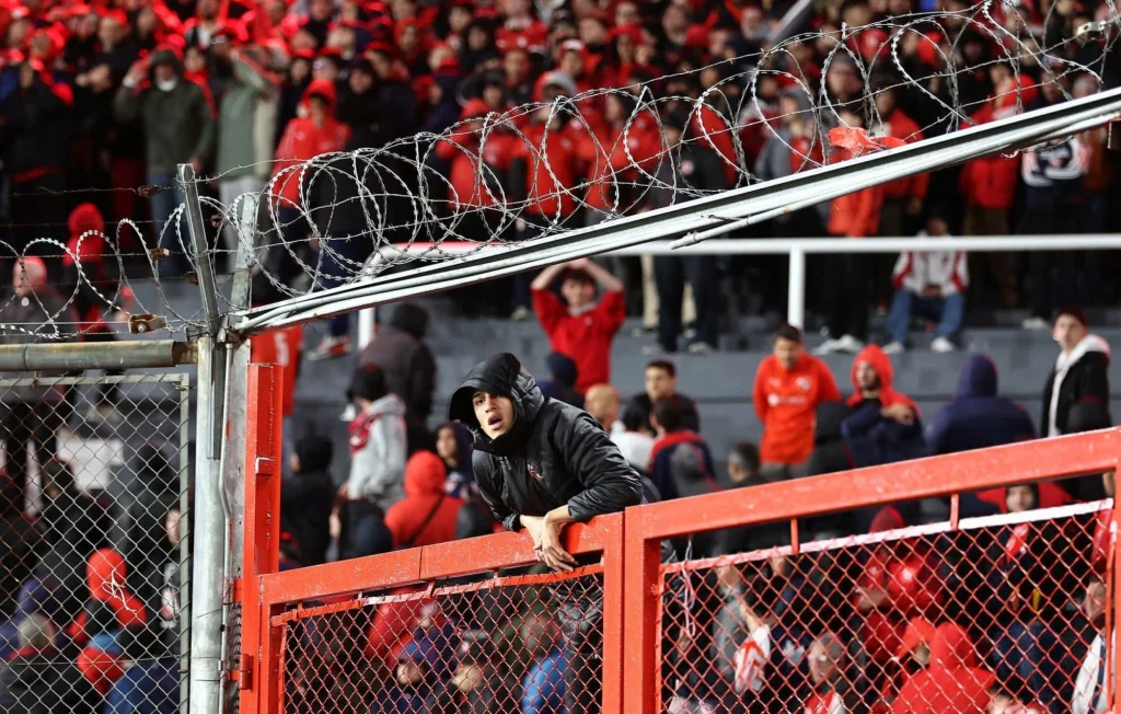 أحداث شغب دامية في بوينس آيرس تلغي مواجهة إنديبندينتي ويونيفرسيداد