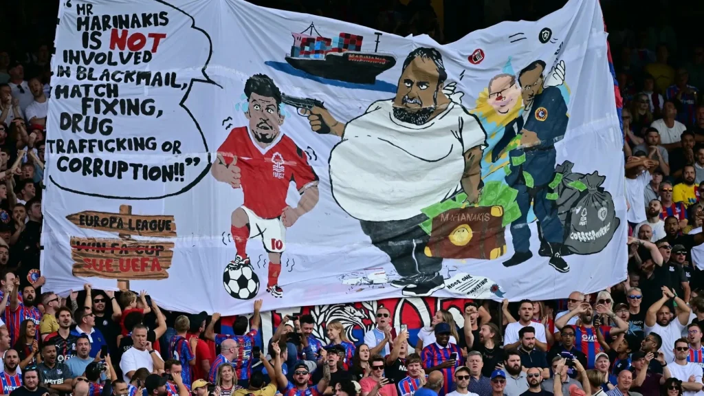 الاتحاد الإنجليزي يحقق في رفع جماهير كريستال بالاس لافتة مسيئة لرئيس نوتينجهام فورست