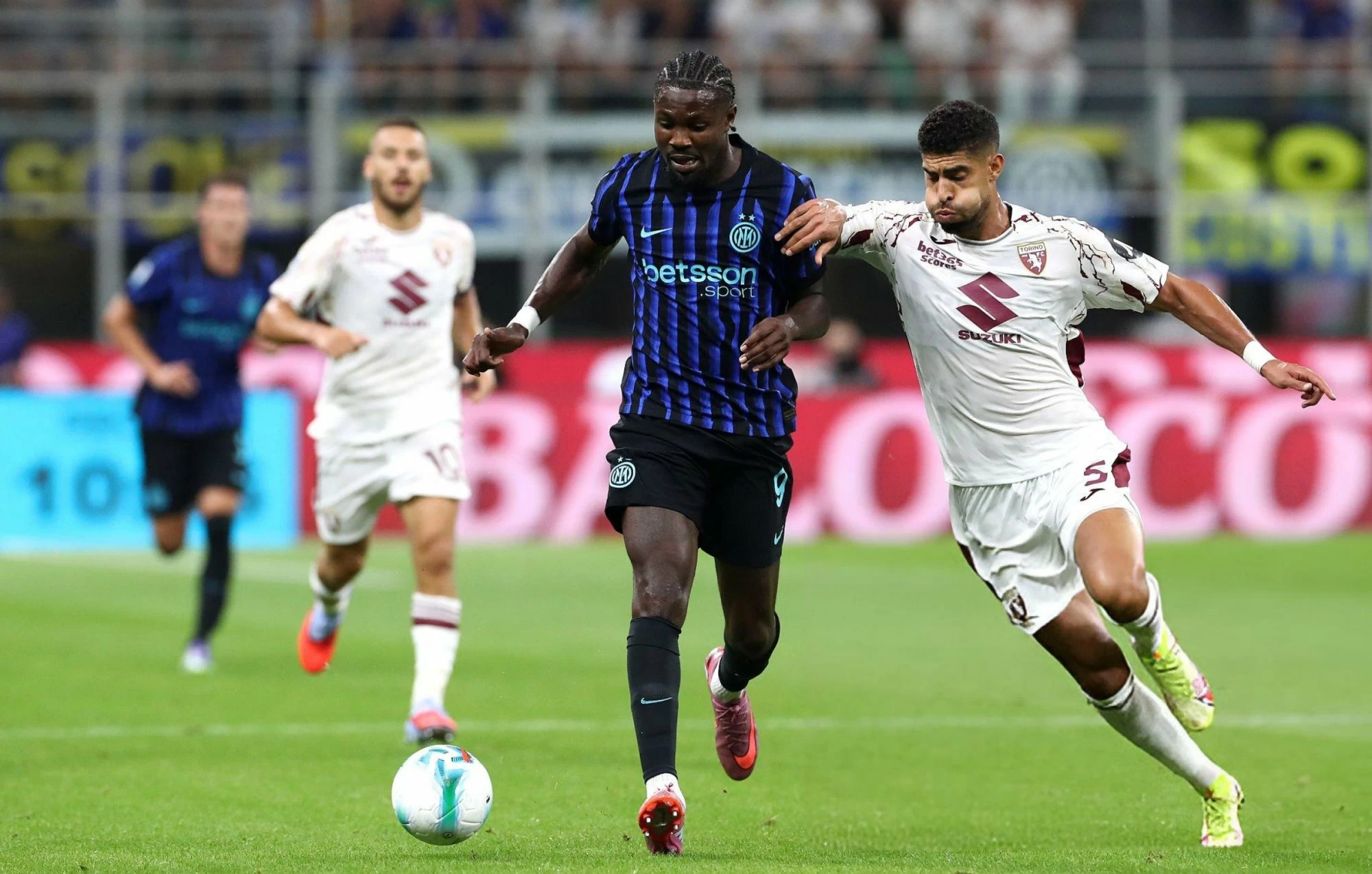 إنتر ميلان يسحق تورينو بخماسية بحضور ماسينا في افتتاح الدوري الإيطالي