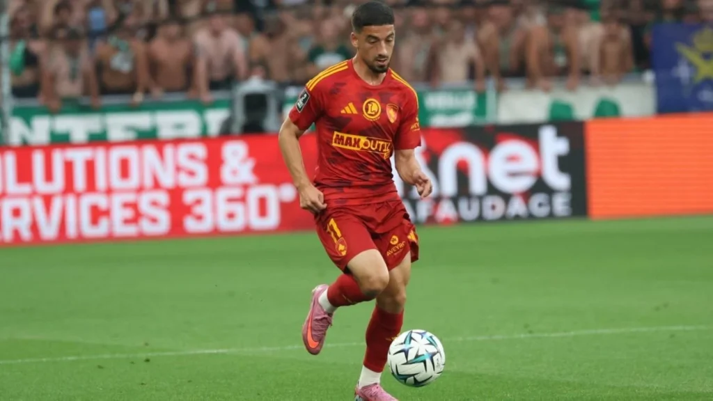 الوداد يعزز صفوفه بمدافع شاب من "ليغ 2"