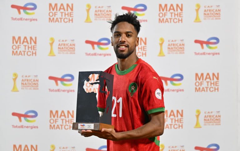 يوسف ميهري يتوج بجائزة أفضل لاعب في مباراة المغرب و زامبيا