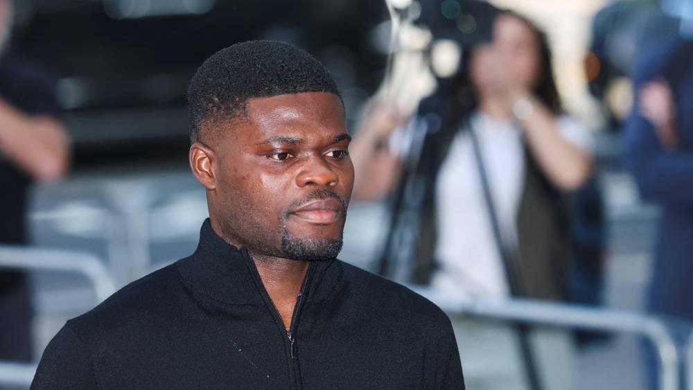 توماس بارتي يمثل أمام القضاء البريطاني بتهم تتعلق بالاغتـ .ـصاب والاعتداء الجنـــ .ـسي