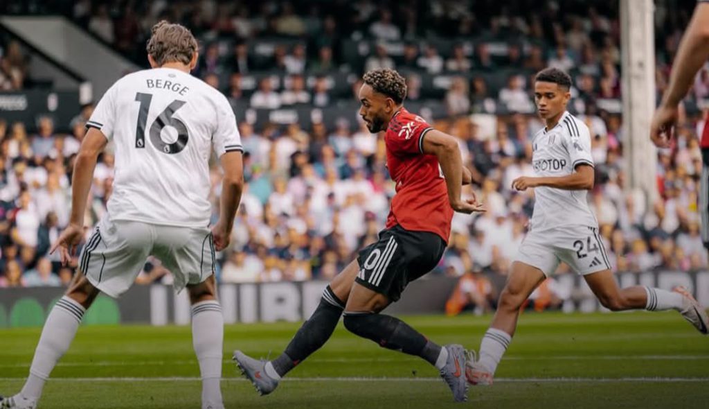 مانشستر يونايتد يواصل نتائجه المخيبة بتعادل أمام فولهام في الدوري الإنجليزي