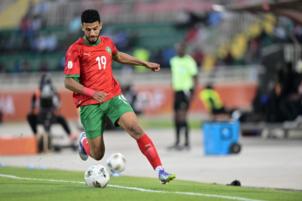 مولوعة يحضر تداريب المنتخب المغربي بحمالة كتف