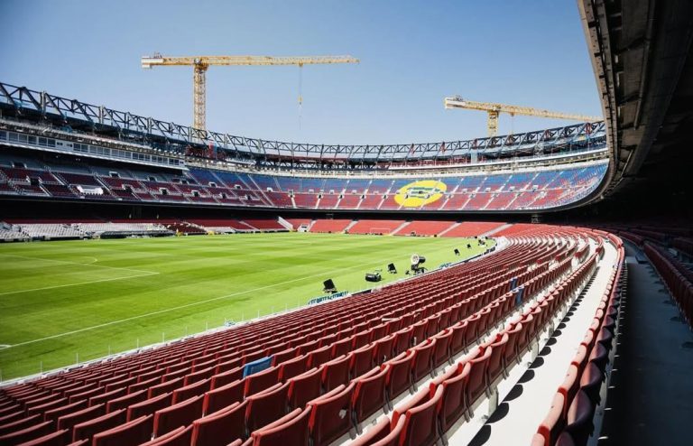 يويفا يمنح برشلونة الضوء الأخضر لخوض أولى مبارياته خارج كامب نو