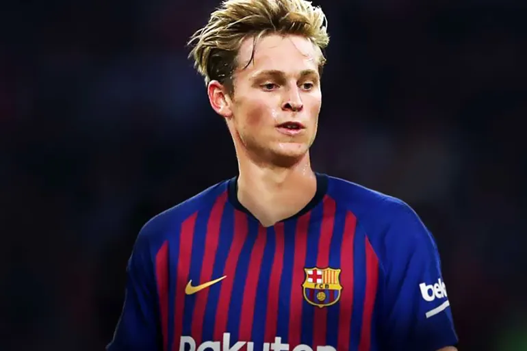 فرينكي دي يونغ يوافق على تخفيض راتبه من أجل الاستمرار مع برشلونة