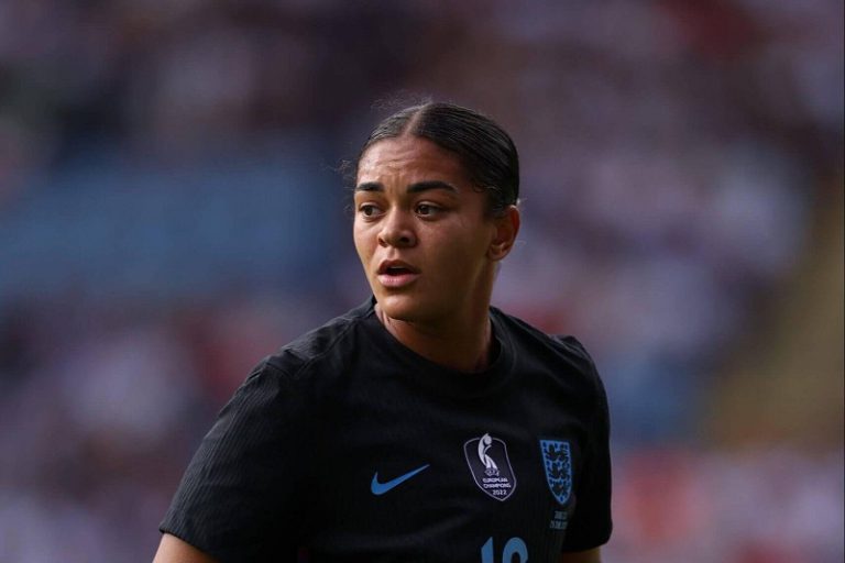 الشرطة البريطانية توقف مشتبهاً به في قضية التنمر الإلكتروني على جيس كارتر