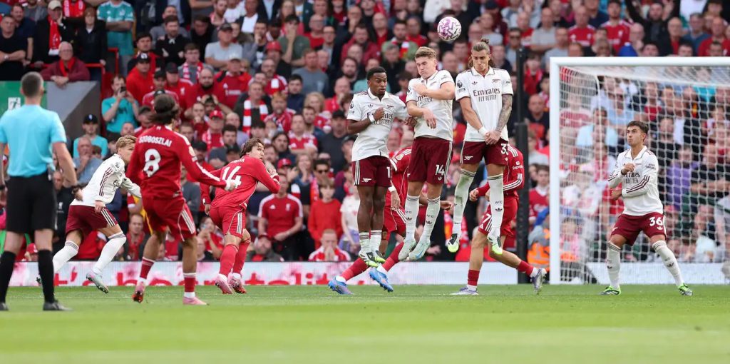 ليفربول يهزم آرسنال وينفرد بصدارة الدوري الإنجليزي