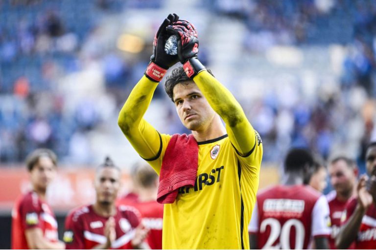 مانشستر يونايتد يدخل مفاوضات للتعاقد مع الحارس البلجيكي سيني لامنس