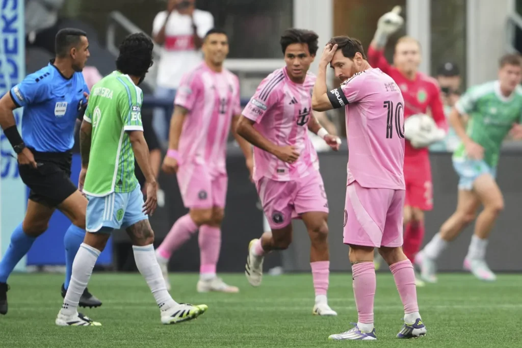 ميسي يخسر لقب كأس الرابطتين أمام ساوندرز في مباراة مثيرة