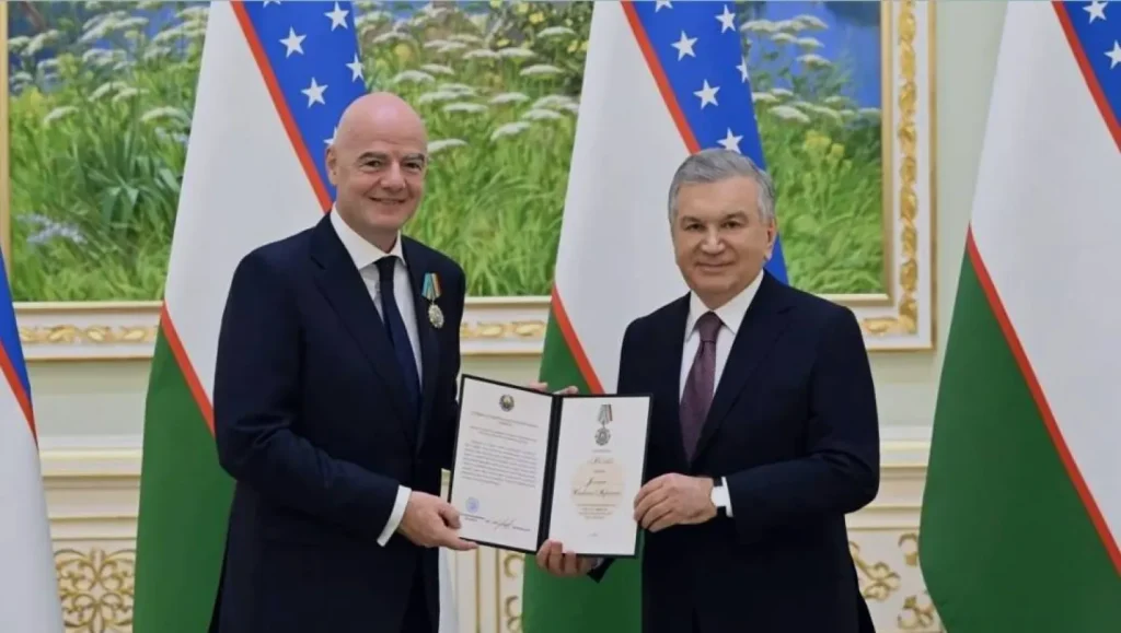 إنفانتينو يتسلم أرفع وسام في أوزبكستان ويشيد بإنجاز التأهل لمونديال 2026