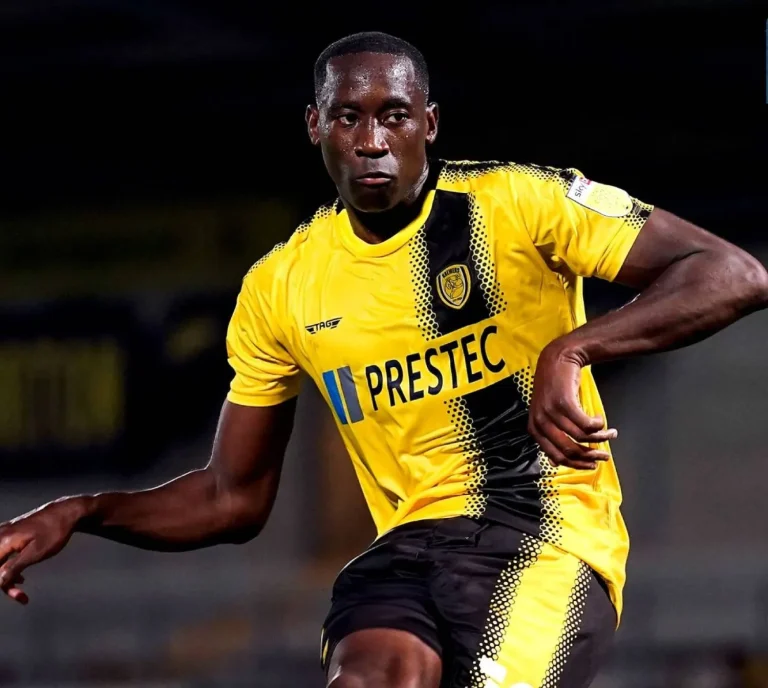 مانشفيلد تاون يتعاقد مع لوكاس أكينز رغم سجنه