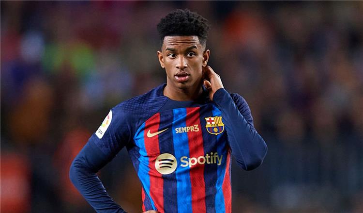 برشلونة يتلقى ضربة موجعة بإصابة مدافعه الشاب أليخاندرو بالدي
