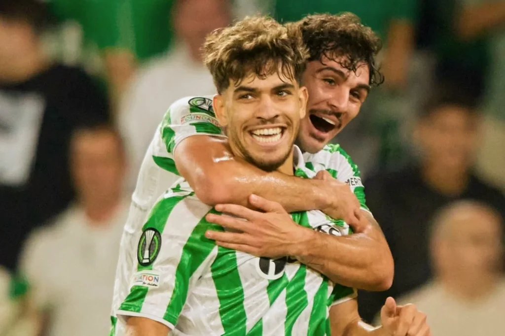 مدرب ريال بيتيس ينتقد أداء لاعبه المغربي