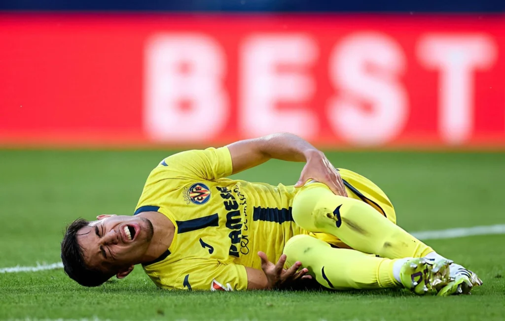 مدرب فياريال يعلق على إصابة أخوماش