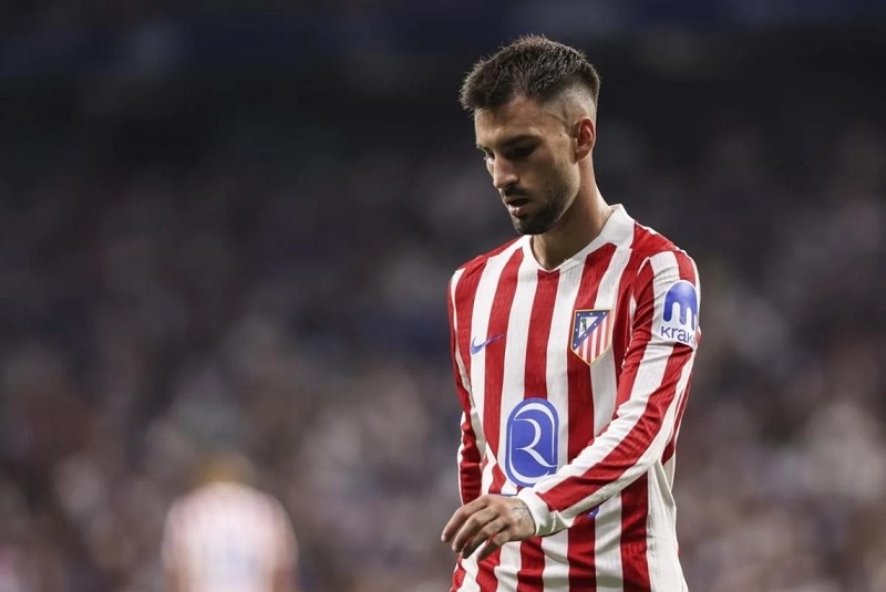 أليكس باينا يخضع لجراحة الزائدة الدودية ويغيب عن أتلتيكو مدريد لأسابيع