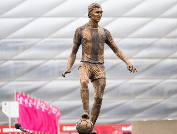 بايرن ميونخ يخلّد أسطورته بيكنباور بتمثال برونزي أمام ملعبه