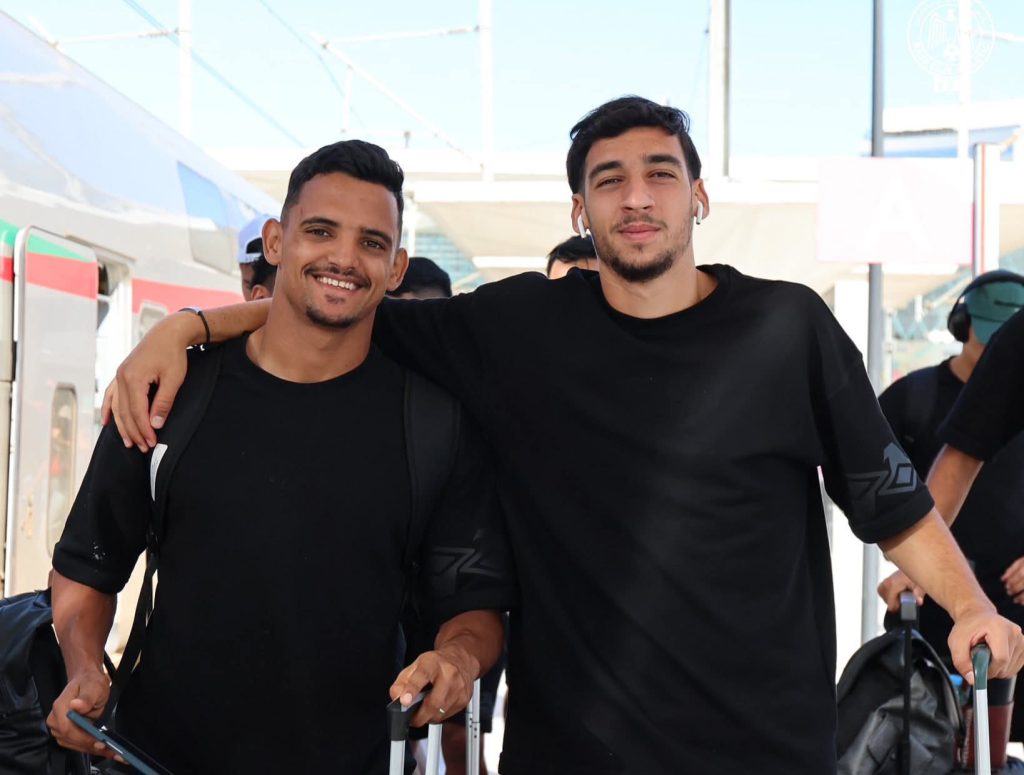 الرجاء الرياضي يعود إلى الدار البيضاء بعد انتهاء المعسكر الإعدادي في طنجة