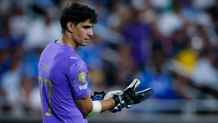 ياسين بونو يتوج بجائزة أفضل تصدٍ في الجولة الافتتاحية لدوري روشن السعودي