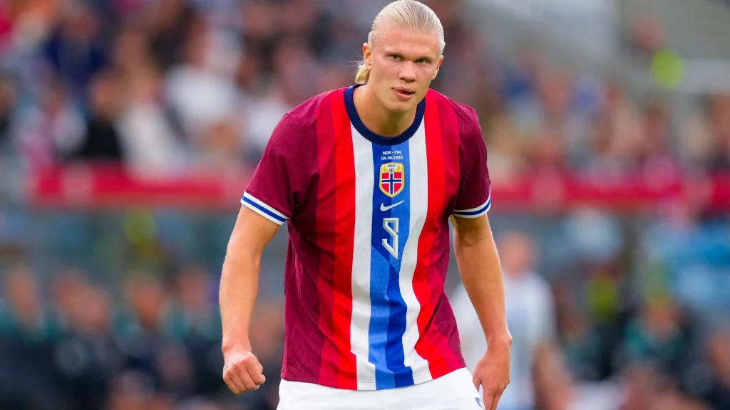 إصابة غريبة لإيرلينغ هالاند بعد اصطدامه بباب حافلة المنتخب النرويجي