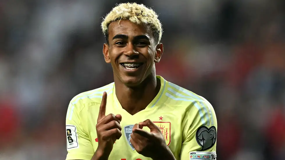 لامين يامال يسقط في ورطة بعد إضاعة جواز سفره