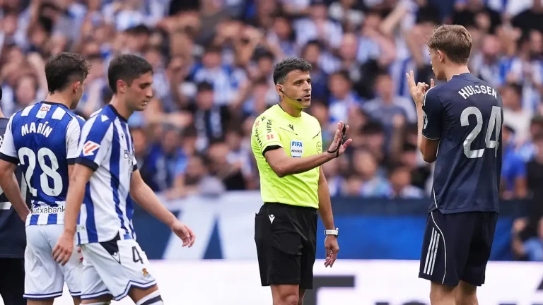 طرد دين هويسن يثير جدلاً واسعاً في الدوري الإسباني