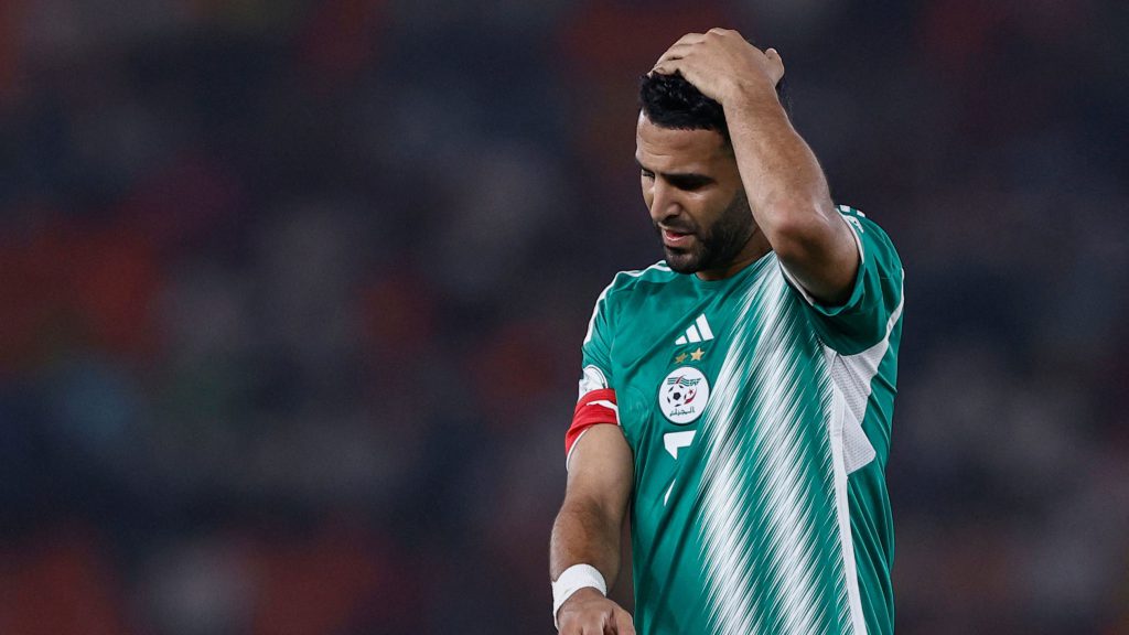 رياض محرز لاعب المنتخب الجزائري