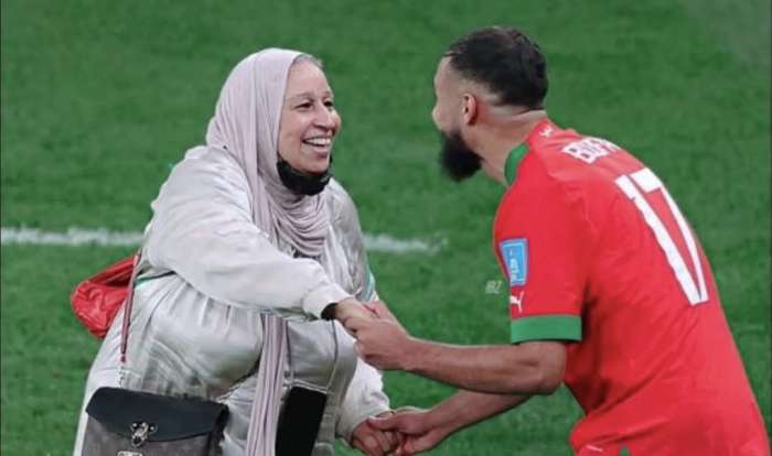 سفيان بوفال ينفي شائعات وفاة والدته ويوجه رسالة مؤثرة