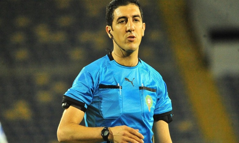 الاتحاد الإفريقي يعين طاقم تحكيم مغربي لمواجهة رحيمو ومانغاسبور بدوري أبطال إفريقيا